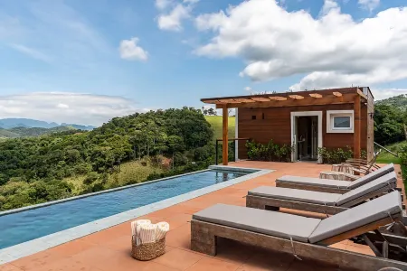 Vista Deslumbrante e Alto Padrão com 4 Suites, Piscina Aquecida e Sauna