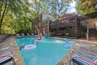 Spacious Buckhead Family Escape + Big Backyard