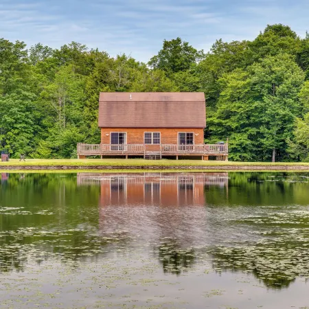5 Mi to Jay Peak Resort: Cabin w/ Pond Access!
