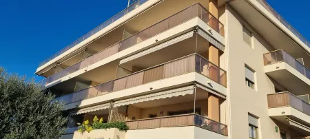 F2 New Bright Beautiful Near Sea Airport and Amenities AC Wifi Terrace Garage