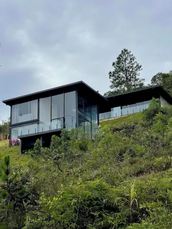 Glass house on the mountain in Macacos, close to waterfalls and ecological trails Отели в г. Nova Lima