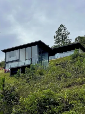 Glass house on the mountain in Macacos, close to waterfalls and ecological trails 노바리마 호텔