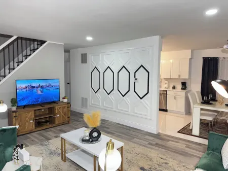 Charming Full Modern Home+Free Parking+Fast Wi-Fi & Centrally located