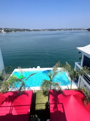 Spacious 5-bedroom house with AC, WiFi in delightful Tequesquitengo Hotels near Laguna de Tequesquitengo