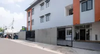 Sans Hotel Max Living Cengkareng Hotel dekat Musholla Al Hikmah, Kapuk Rawa Gabus, Cengkareng