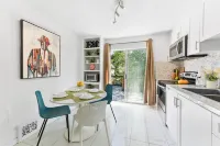 Heritage Home in Heart of City + 2 Parking Spots Hotels in Mount Pleasant