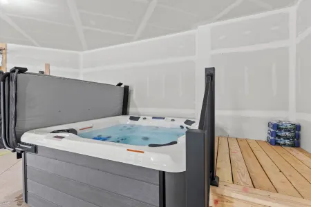 4 bed, 3 Bath, Hot tub, Convenient location, Wi-fi