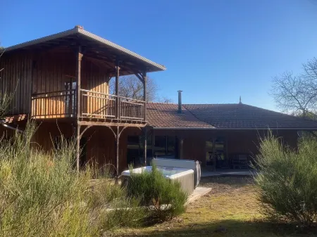 Wooden villa in the heart of nature + spa close to soulac's natural swimming pools Отели рядом с достопримечательностью «Musee de Phare de Cordouan et des Phares et Balises»