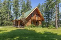 Peaceful updated cabin with outdoor space near Whitefish