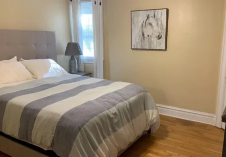 Charming 2-bedroom house within walking distance to Washu and Downtown Clayton Отели рядом с достопримечательностью «Сент-Луисская «Аллея славы»»