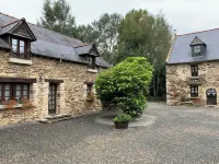 Charming gîte in a green setting, with swimming pool.