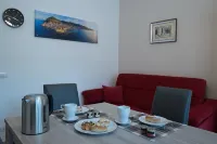 INDEPENDENT STRUCTURE