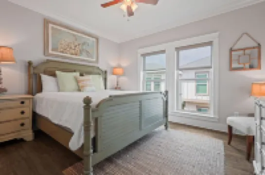 Quiet WHOLE HOUSE btwn the beach and Lagoon with pool, fishing dock, sunsets!!