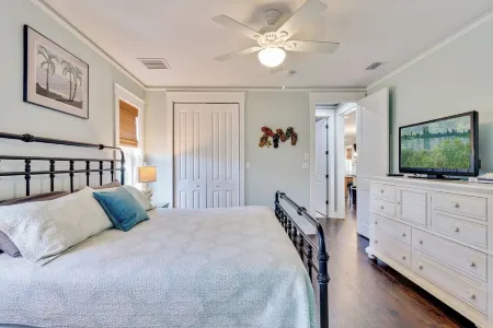 Sunrise Seaclusion at Summer Camp. Pet Friendly, Community Pool, Beach Access.