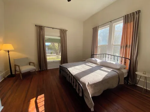 Spacious 4-bedroom house on historic Hopkins street San Marcos with WiFi, AC