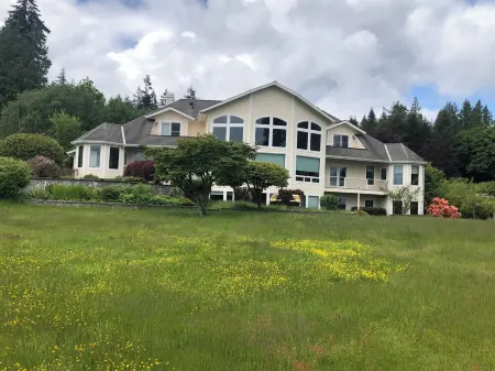 Luxury Seafront Stay with Separate Entrance at Gate Way to Olympic National Park