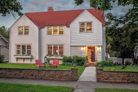 Historic Downtown Baker City Home with firepit, walk everywhere
