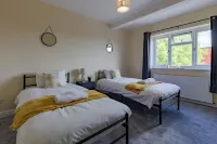 Stylish 2BR Apartment • Free Parking • Near WBA Stadium 史密斯維克住宿飯店