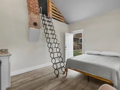 Charming 2-bedroom studio with WiFi, AC in the heart of downtown Bartlesville Hotels near Phillips Petroleum Company Museum