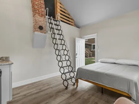 Charming 2-bedroom studio with WiFi, AC in the heart of downtown Bartlesville Отели в г. Вашингтон