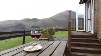 Ty Pren: Cosy Lodge with Panoramic Windows & Mountain Views