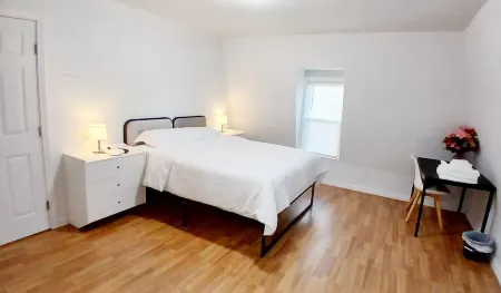 Clean master bedroom with queen & private bath, 2 blocks from Rt 95, Free Wi-Fi