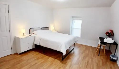 Clean master bedroom with queen & private bath, 2 blocks from Rt 95, Free Wi-Fi