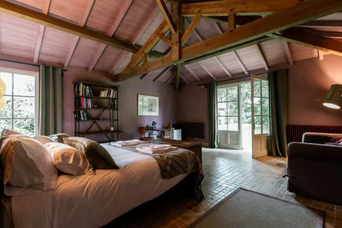 La Maison Rose, 5 to 7 suites, in a private park, 10 minutes from the beaches.