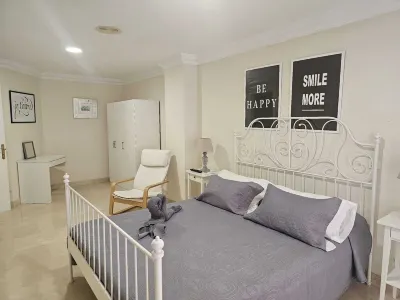 Lovely 5-bedroom villa in Adeje with WiFi, AC فنادق في 