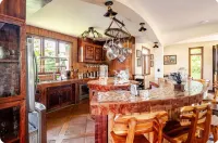 Art Tropical Retreat for Relaxation, Barbecue, and Quality Family Time