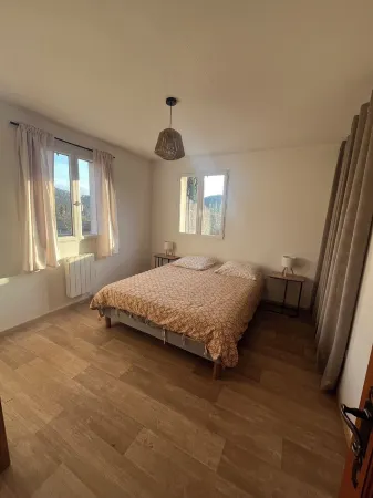 Gîte in the Cévennes In the heart of a charming village near Anduze Отели в г. Женерарг