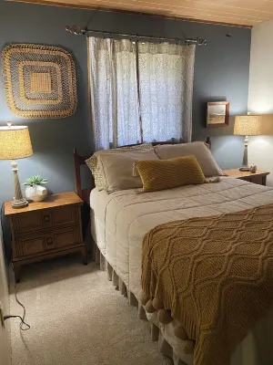 Charming 2-b/r country cottage-central Florida WiFi, AC, BBQ home away from home