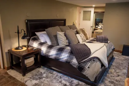 Luxury Cabin Retreat – Dog-Friendly, Cozy, Great Wi-Fi and an amazing Jacuzzi!