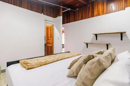 5-bedroom house, Private Pool, minutes to the Beach-WiFi, AC. Walk to restaurant