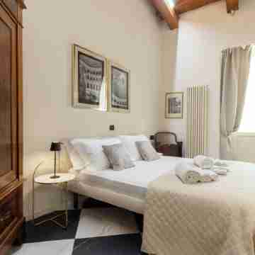 Designer loft in a central location with Jacuzzi in the bedroom Rooms