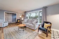 Cheerful & cozy farmhouse 2 bedroom home