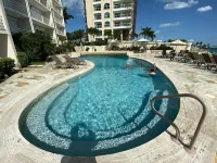 Oceanfront Paradise: Luxurious Penthouse with Spectacular Pools and Peloton - ビーチサイド