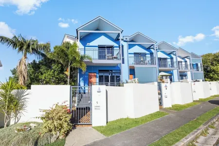 Manly Beach View Townhouse Haven - Coastal Retreat walk to the shops and water! Отели в г. Манли