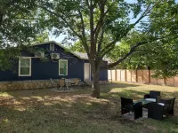 Less than 5 minutes to Blanco River, cozy 3 bedroom house with huge backyard!