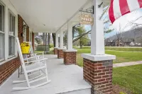 Charming 4 bedroom farmhouse with large backyard for entertaining!