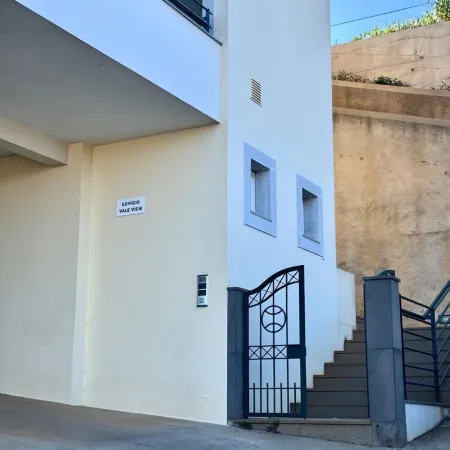 Family-friendly apartment with swimming pool and stunning views!
