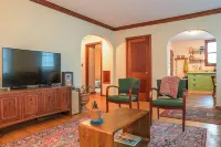 Charming 2-bedroom cottage in delightful Peoria with WiFi, AC