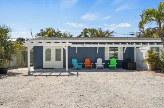 Explore Manasota Key, Walk to beach, bikes, kayaks in charming 1-bedroom cottage