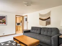 Spacious 4-bedroom house, Fenced Yard, Central Denver & Boulder Hotels in Sherrelwood