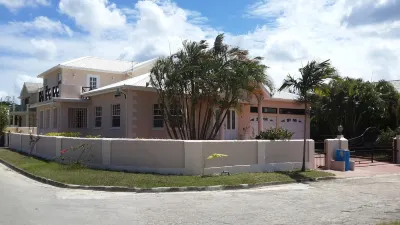 House, Splash Pool, 2 minutes walk from the Mullins beach. โรงแรมใน