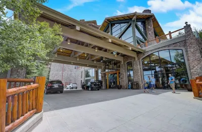 CANYONS VILLAGE SKI IN OUT - 1 bdrm condo, VIEWS, steam shower, steps to GONDOLA Hôtels à proximité de : Timberline