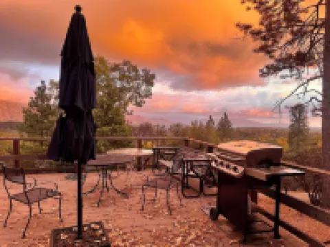 Charming Rustic Mountain Cabin, Near Yosemite,Amazing Views, and a Fireplace