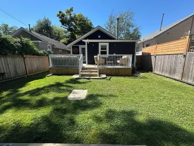 Modern 3BR Home near the Beach w/ A/C +WiFi +Free Parking +Firepit +Deck w/BBQ Windmill Point附近的飯店