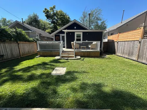 Modern 3BR Home near the Beach w/ A/C +WiFi +Free Parking +Firepit +Deck w/BBQ Hotels in Fort Erie