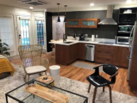 Beautiful Studio w Full Kit, W/D, Covered parking, Close to Shopping/Restaurants